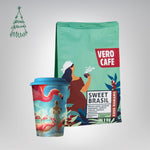 Dovanų rinkinys: Daugkartinis puodelis su A. Kriščiūno kūryba 473 ml ir kava 200 g VERO CAFE Sweet Brasil 200 g 